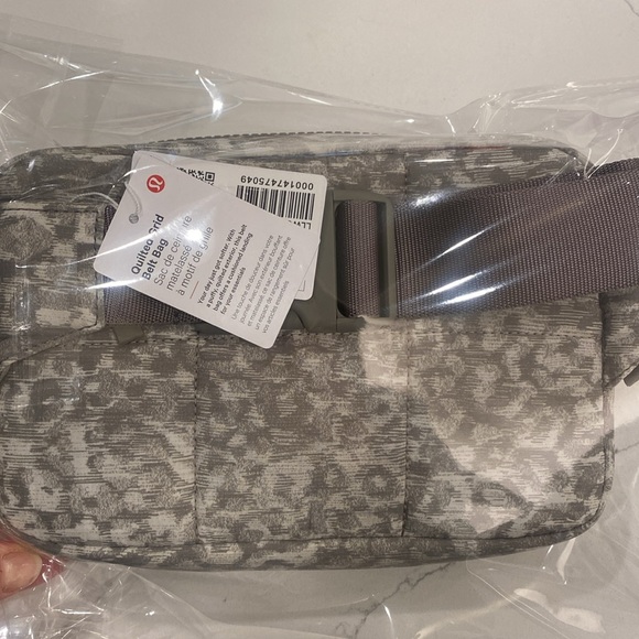 LULULEMON QUILTED GRID 1.5L BELT/CROSSBODY BAG - Picture 8 of 10